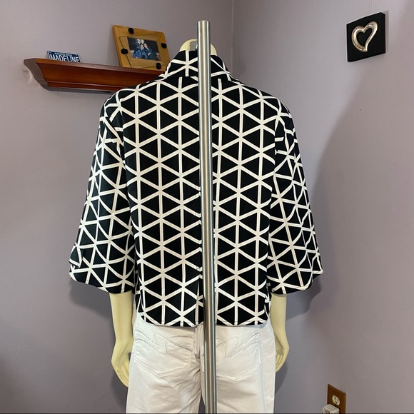 Transitions Crop Jacket - Picture 5 of 11